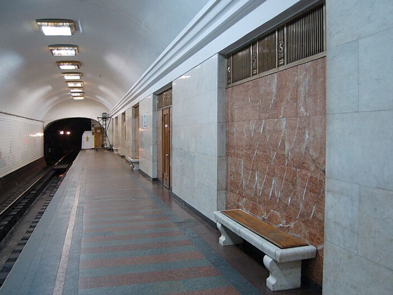 Мужчина спустился в метро на велосипеде