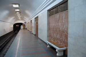 Мужчина спустился в метро на велосипеде