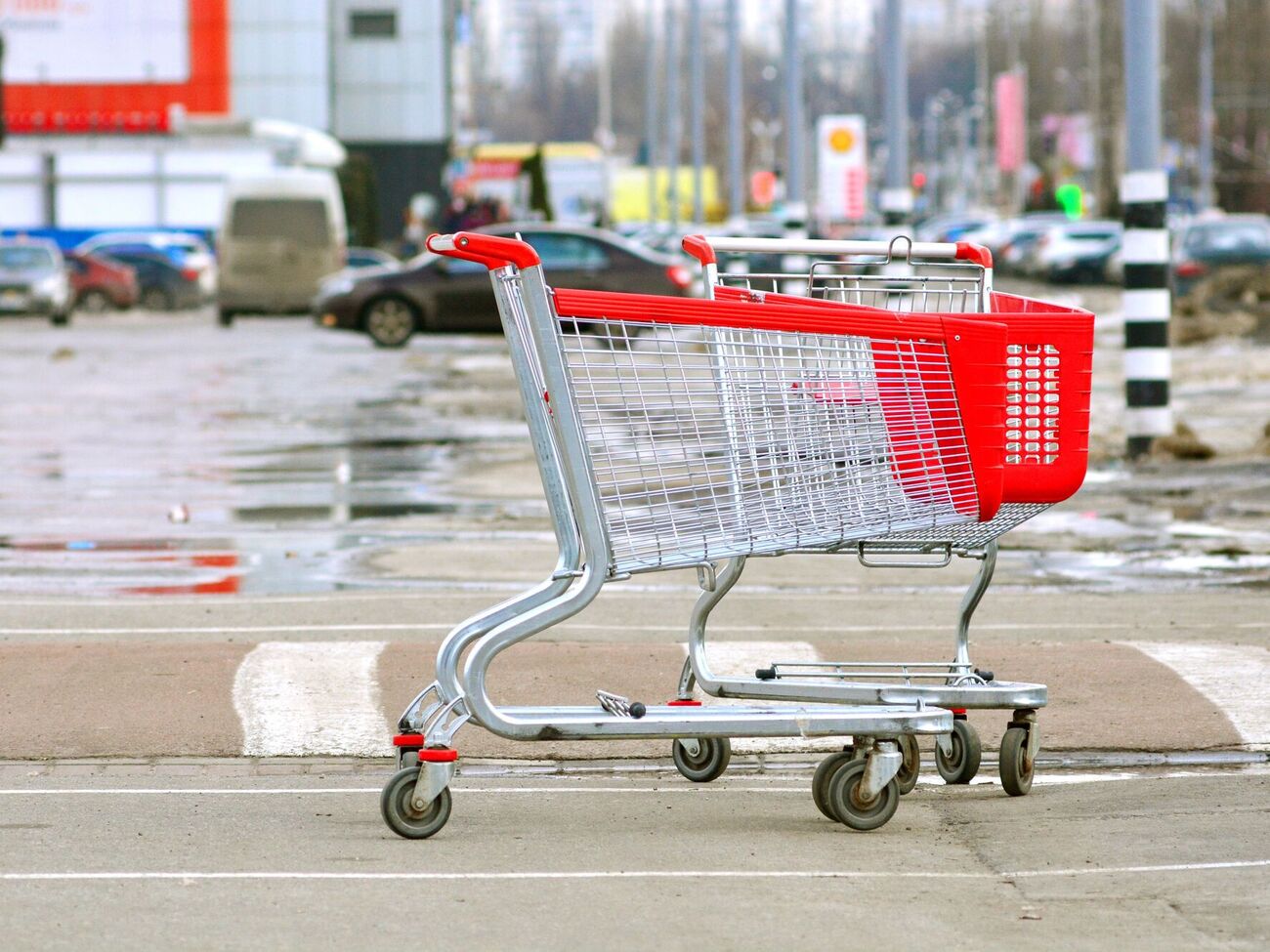 Лучше всего каждый раз фотографировать место парковки, чтобы потом не искать свое авто