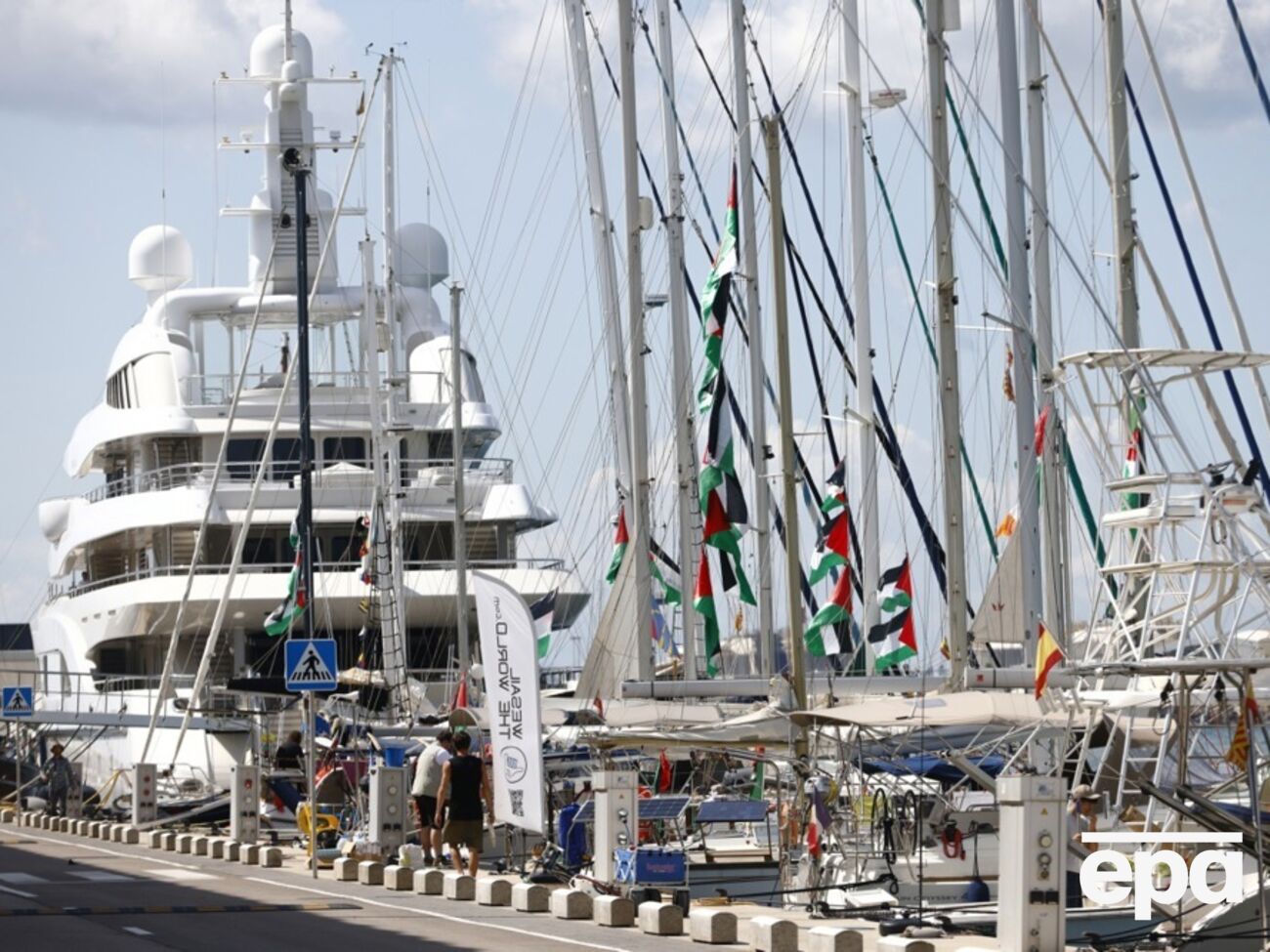 Часть лодок из Global Sumud Flotilla наконец-то отплыла из Барселоны, переждав шторм