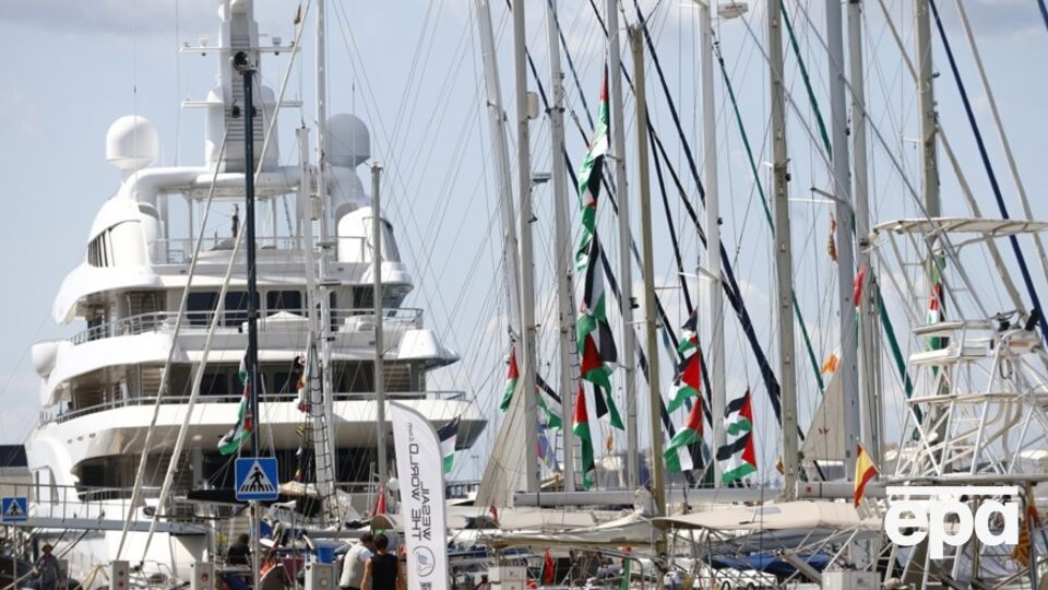 Часть лодок из Global Sumud Flotilla наконец-то отплыла из Барселоны, переждав шторм