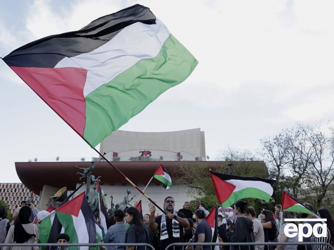 Автор статьи считает, что такие шаги Запада "никаким образом не помогут палестинцам" и "не навредят Израилю"