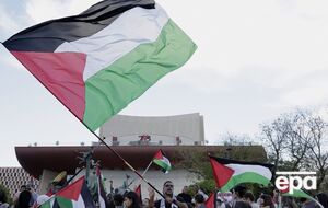 Автор статьи считает, что такие шаги Запада "никаким образом не помогут палестинцам" и "не навредят Израилю"