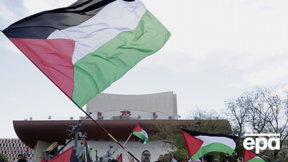 Автор статті вважає, що такі кроки Заходу "жодним чином не допоможуть палестинцям" і "не зашкодять Ізраїлю"