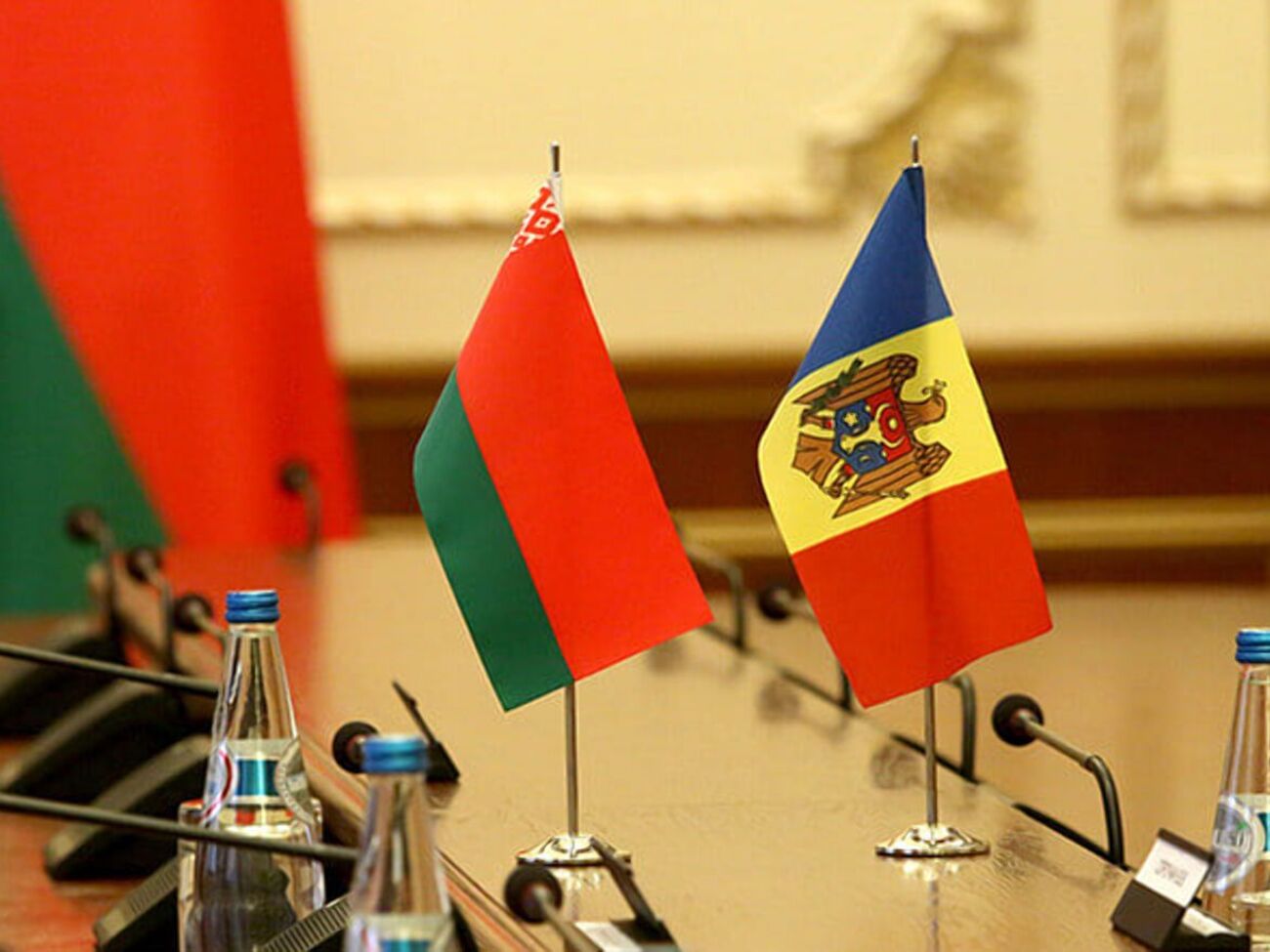 Імені білоруського дипломата не розкривають, ідеться у статті