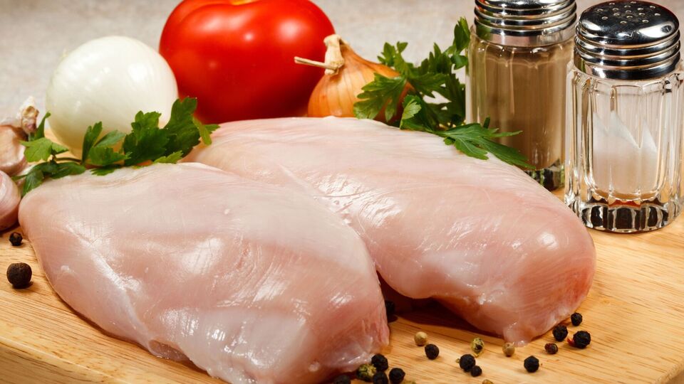 До маринаду для курки знадобляться спеції, олія й лимонний сік