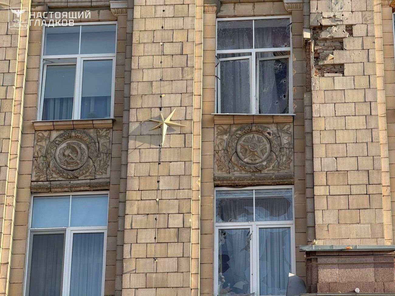 Судя по фото, по окнам стреляли