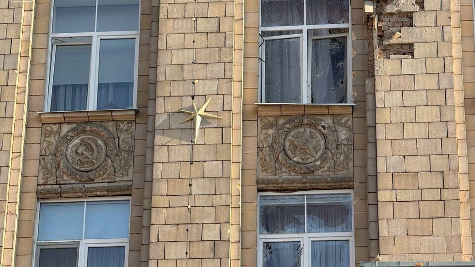 Судя по фото, по окнам стреляли