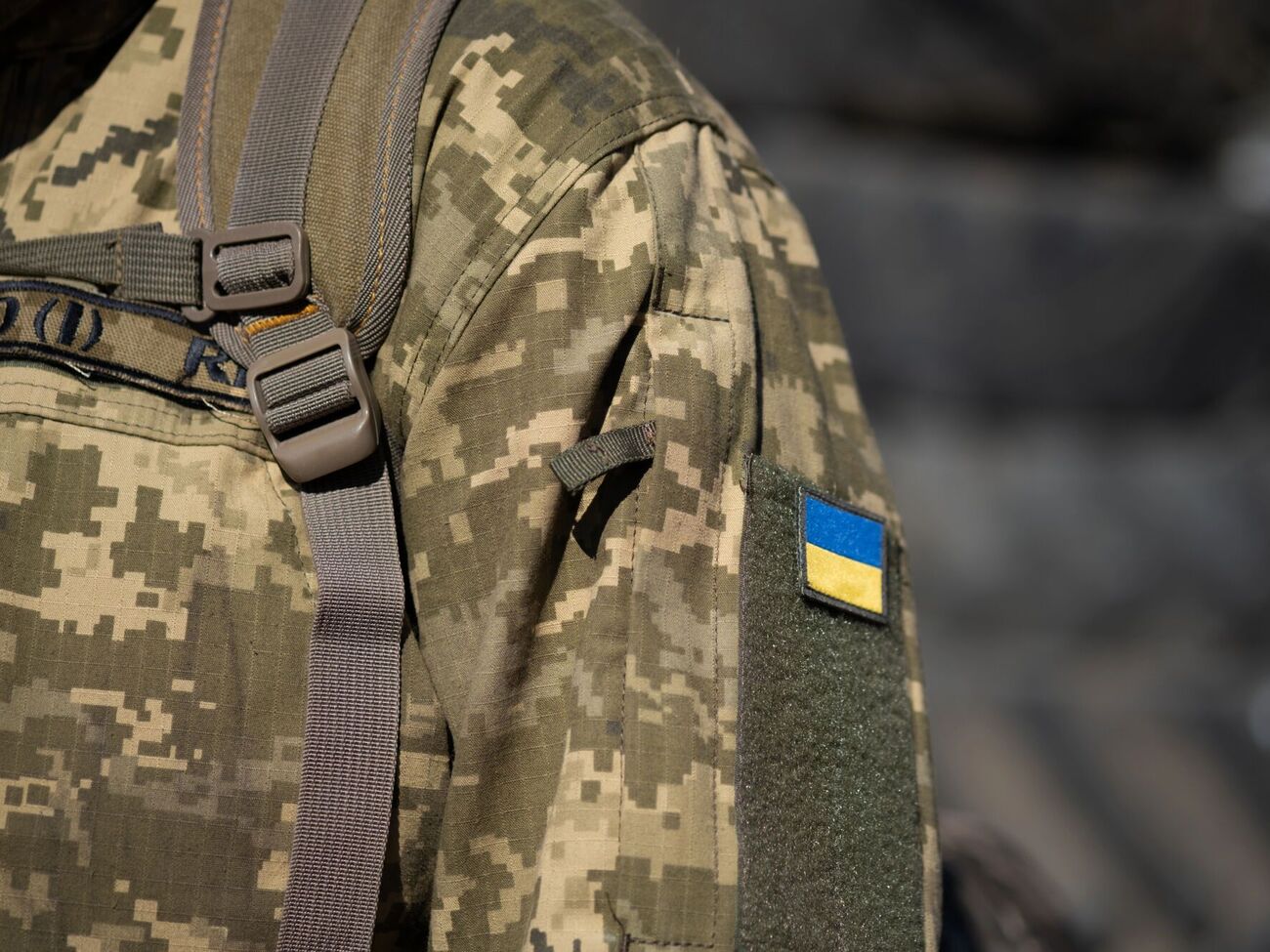 По данным источников медиа, другого военного, пытавшегося помешать похищению, неизвестные ударили