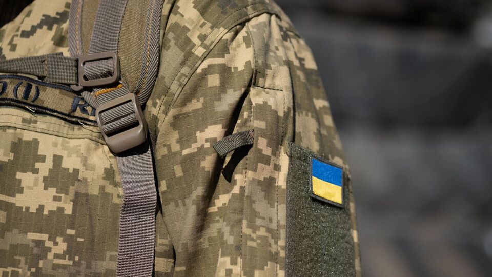 По данным источников медиа, другого военного, пытавшегося помешать похищению, неизвестные ударили