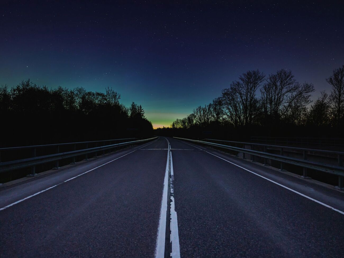 Если вас ослепили фары встречного автомобиля, сразу же сбавьте скорость