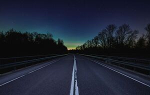 Если вас ослепили фары встречного автомобиля, сразу же сбавьте скорость