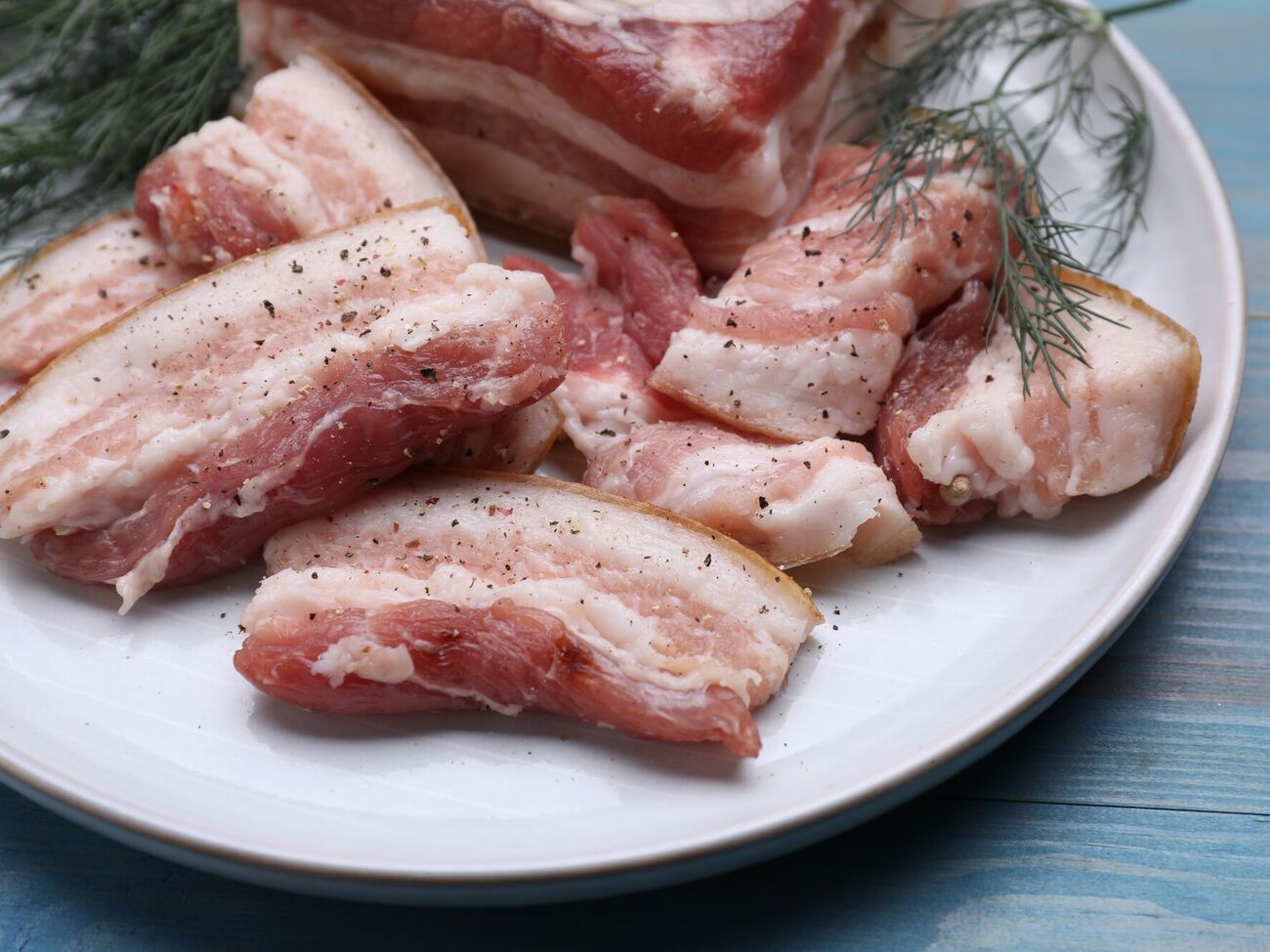 Сало нужно натереть смесью с чесноком