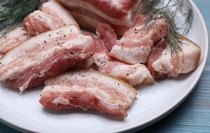 Сало нужно натереть смесью с чесноком