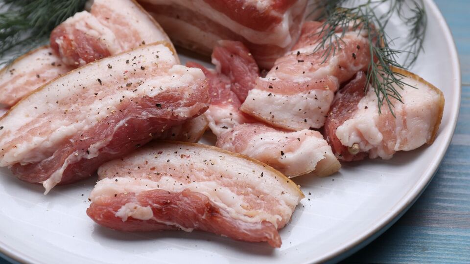 Сало нужно натереть смесью с чесноком