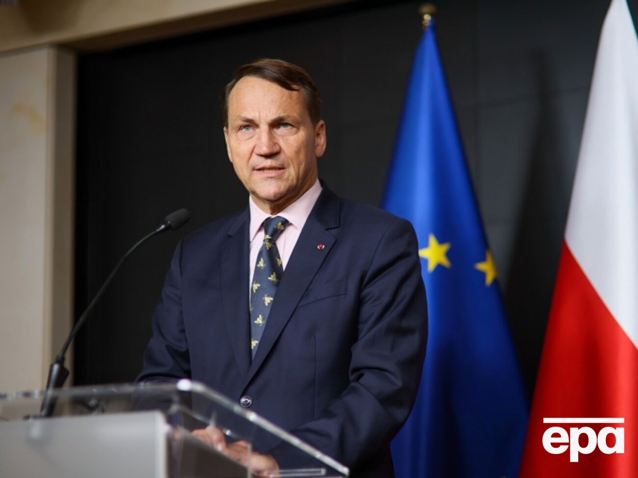 Керівництву РФ пора зрозуміти, що спроба відновити останню імперію Європи "приречена на провал", зазначив Сікорський