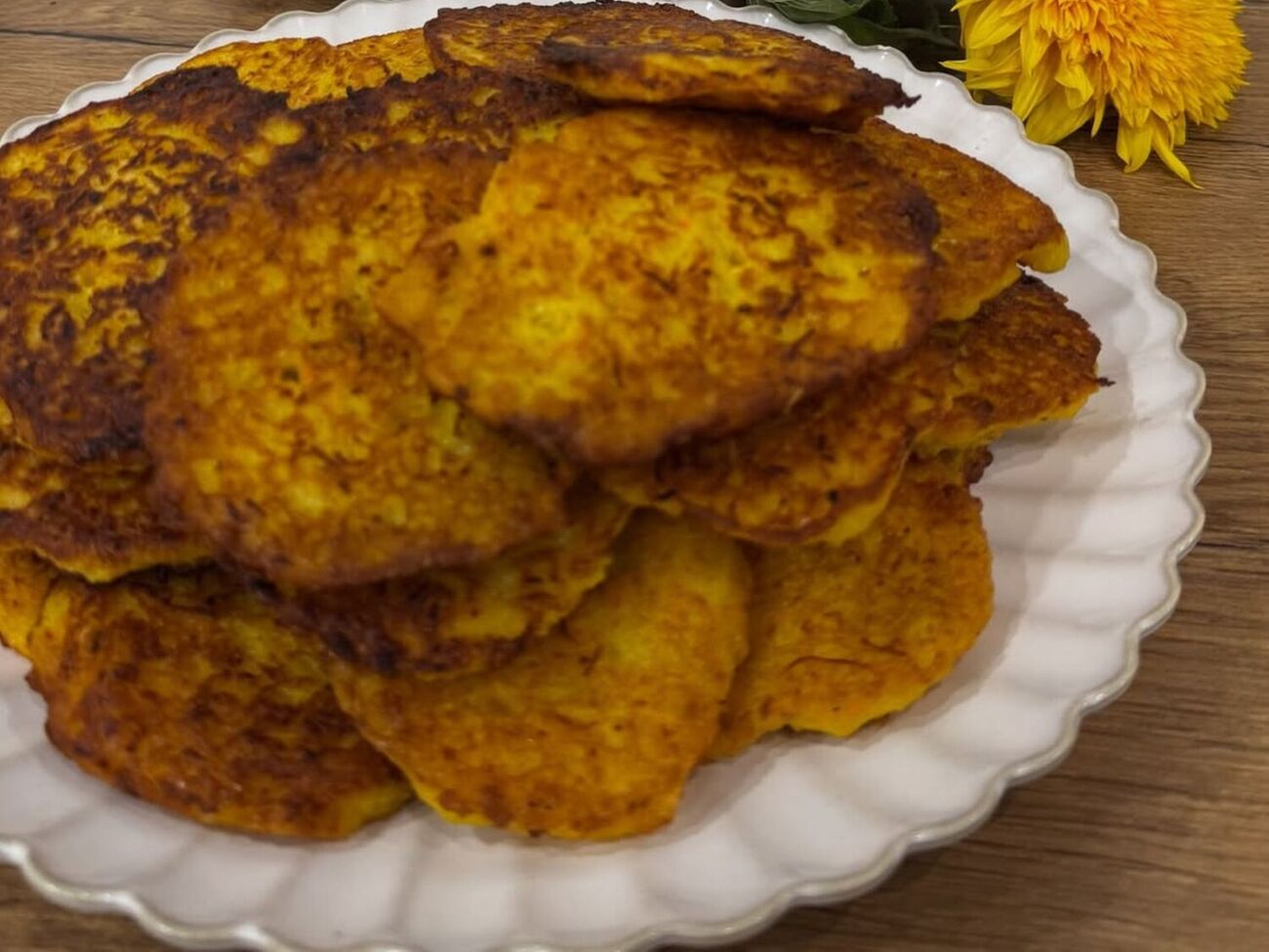 Деруни готують із суміші картоплі й цибулі