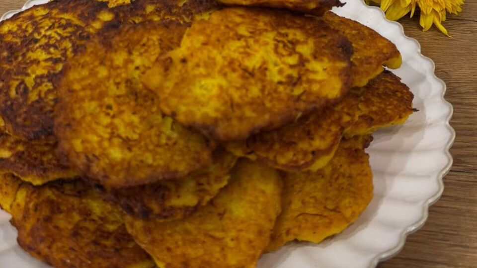 Деруны готовятся из смеси картофеля и лука