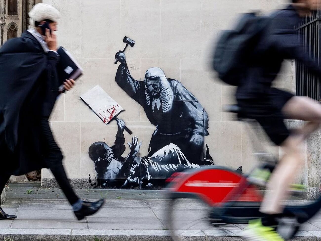 Бэнкси изобразил на стене Королевского суда судью в парике и мантии с молотком в руке, который замахивается на человека с плакатом в руках