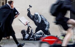 Бэнкси изобразил на стене Королевского суда судью в парике и мантии с молотком в руке, который замахивается на человека с плакатом в руках