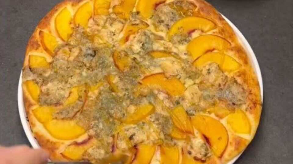 В тесто нужно добавить 2 ст. л. сахарозаменителя или сахара