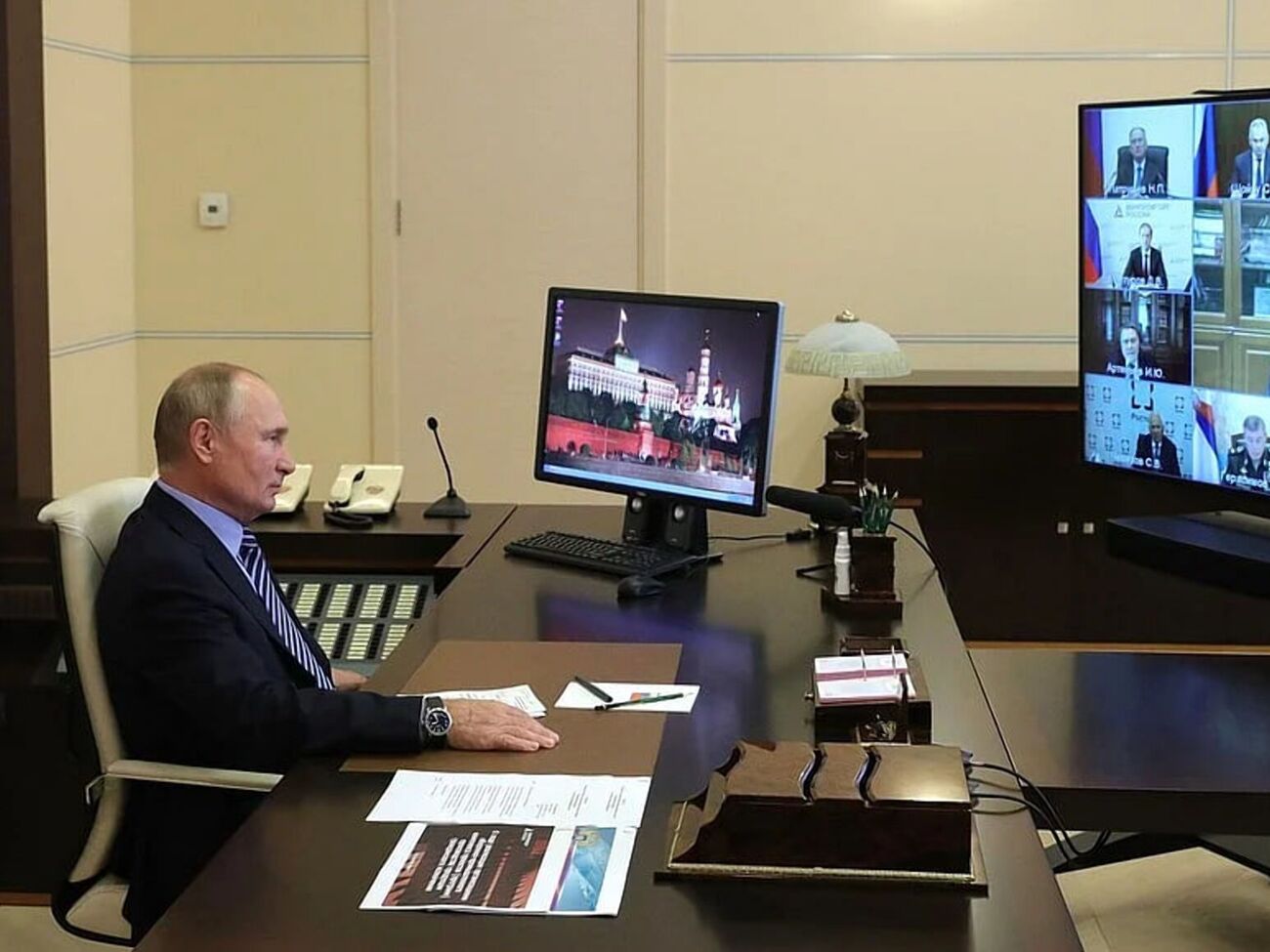 Из этих "бункеров Zoom-эры" Путин руководил войной РФ против Украины, отдавая приказы фронтовым командирам, пишут журналисты