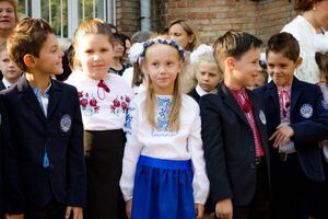 В Украине обязательная школьная форма упразднена с 2019 года