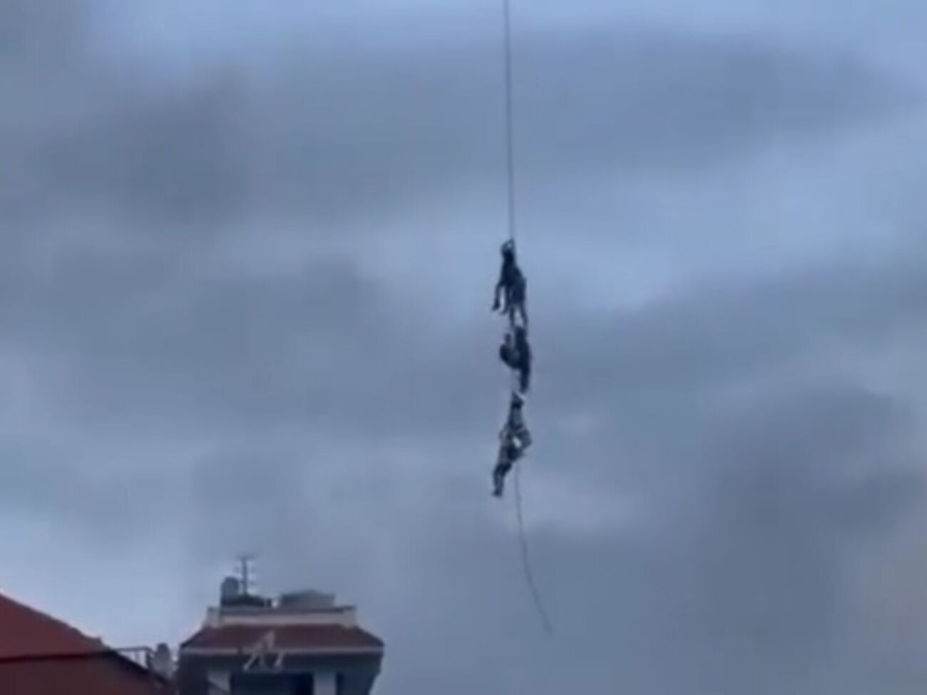 Кого именно из чиновников эвакуировали с помощью военной авиации, СМИ не уточнили