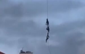 Кого именно из чиновников эвакуировали с помощью военной авиации, СМИ не уточнили