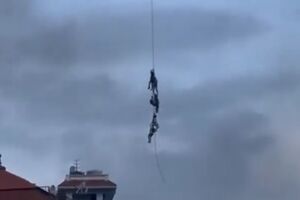 Кого именно из чиновников эвакуировали с помощью военной авиации, СМИ не уточнили