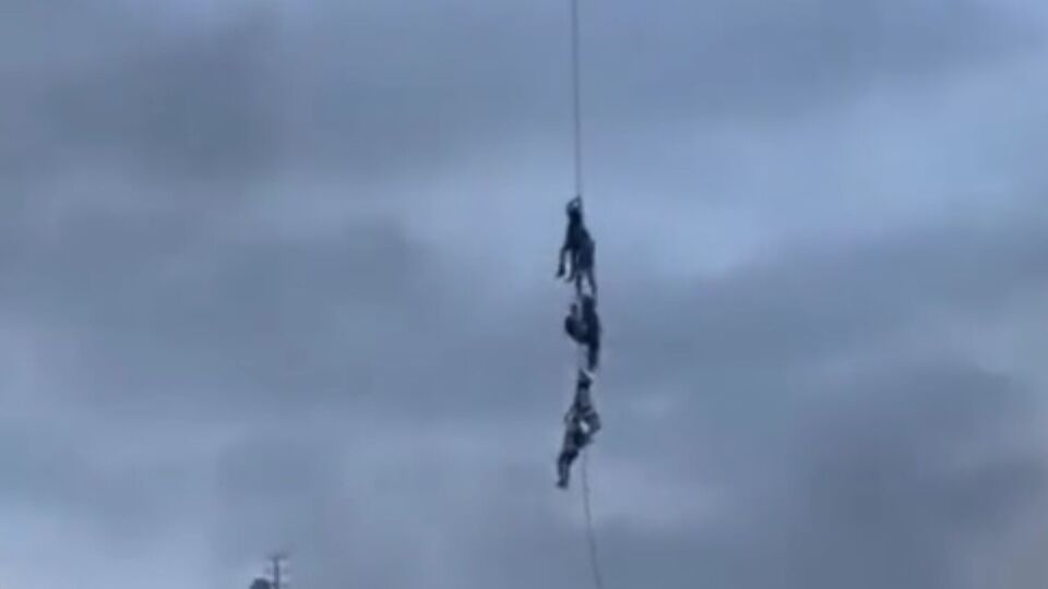 Кого саме з посадовців евакуювали за допомогою військової авіації, ЗМІ не уточнили