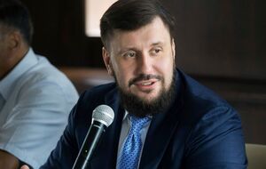 За даними СБУ, Клименко через угоди з терористами "ЛНР" і ліцензії РФ отримує прибутки з луганської шахти, які йдуть до бюджету Росії