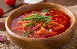 Опытные хозяйки добавляют соль в борщ в самом конце, когда овощи уже наполовину готовы