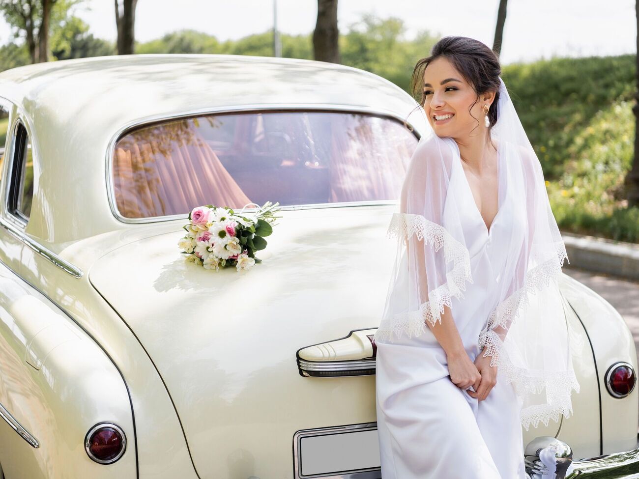 Для молодої подружньої пари завжди будуть доречними в подарунок гарні рушники, постільна білизна або кухонне начиння