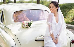 Для молодої подружньої пари завжди будуть доречними в подарунок гарні рушники, постільна білизна або кухонне начиння