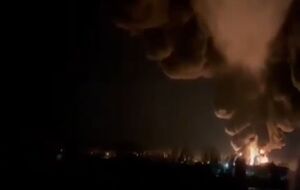 На видео от местных жителей видны вспышки, работа ПВО и сильный пожар