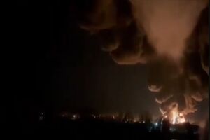 На видео от местных жителей видны вспышки, работа ПВО и сильный пожар