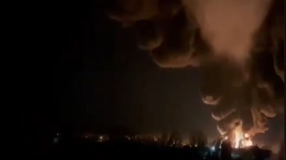 На відео від місцевих жителів видно спалахи, роботу ППО й сильну пожежу