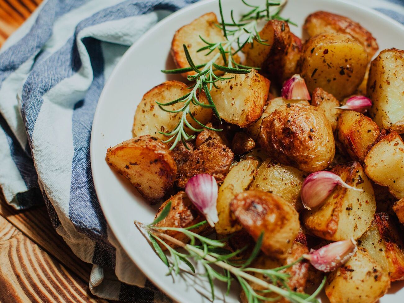 До складу готових спецій для картоплі входять майоран, червоний мелений перець, чабер, чебрець, а також сушена цибуля