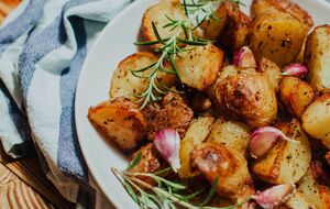 До складу готових спецій для картоплі входять майоран, червоний мелений перець, чабер, чебрець, а також сушена цибуля