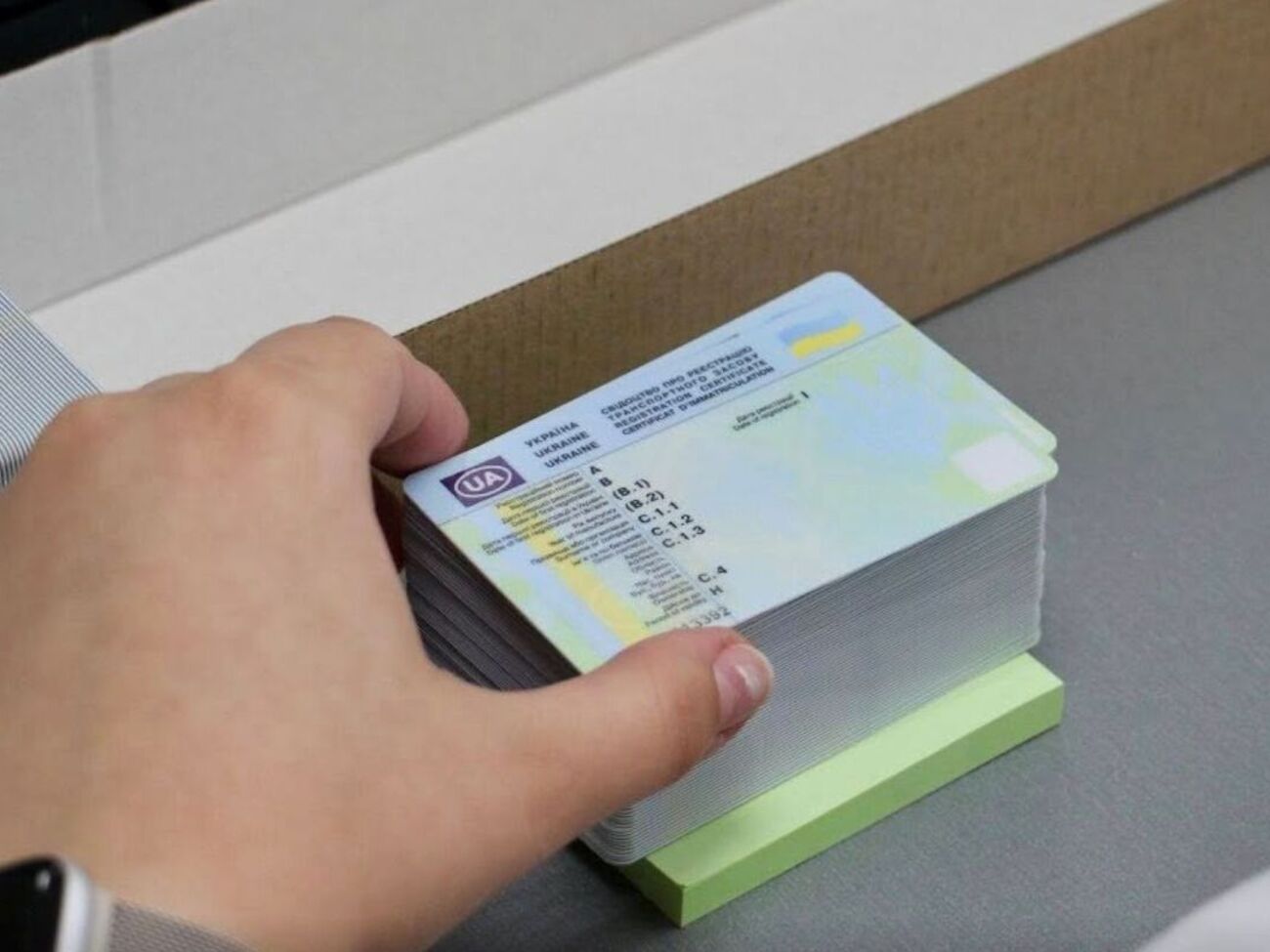 Кандидат у водії має необмежену кількість спроб для складання теоретичного іспиту, наступна спроба можлива не раніше ніж за 10 календарних днів