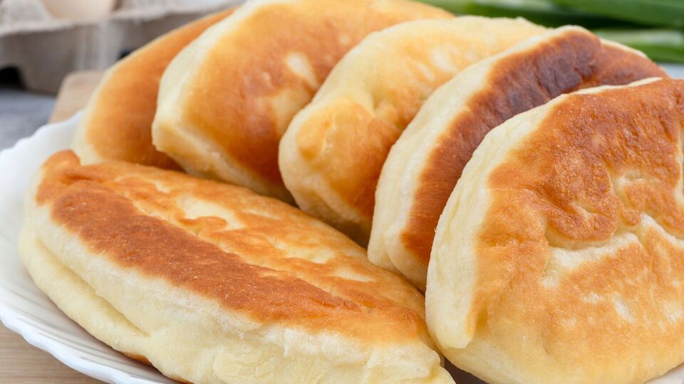 Жарить пирожки нужно на среднем огне и переворачивать только один раз