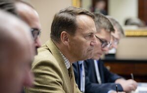 Польша "с нетерпением" ждет принятия Украины в семью ЕС, отметил Сикорский