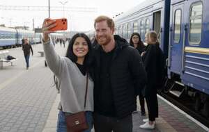 На вокзале с гостем селфились девушки