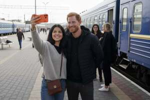 На вокзале с гостем селфились девушки