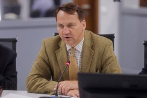 В дипломатии каналы связи поддерживаются не только с друзьями, но и конкурентами и противниками, отметил Сикорский