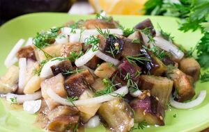 Для маринада понадобится четыре зубчика чеснока