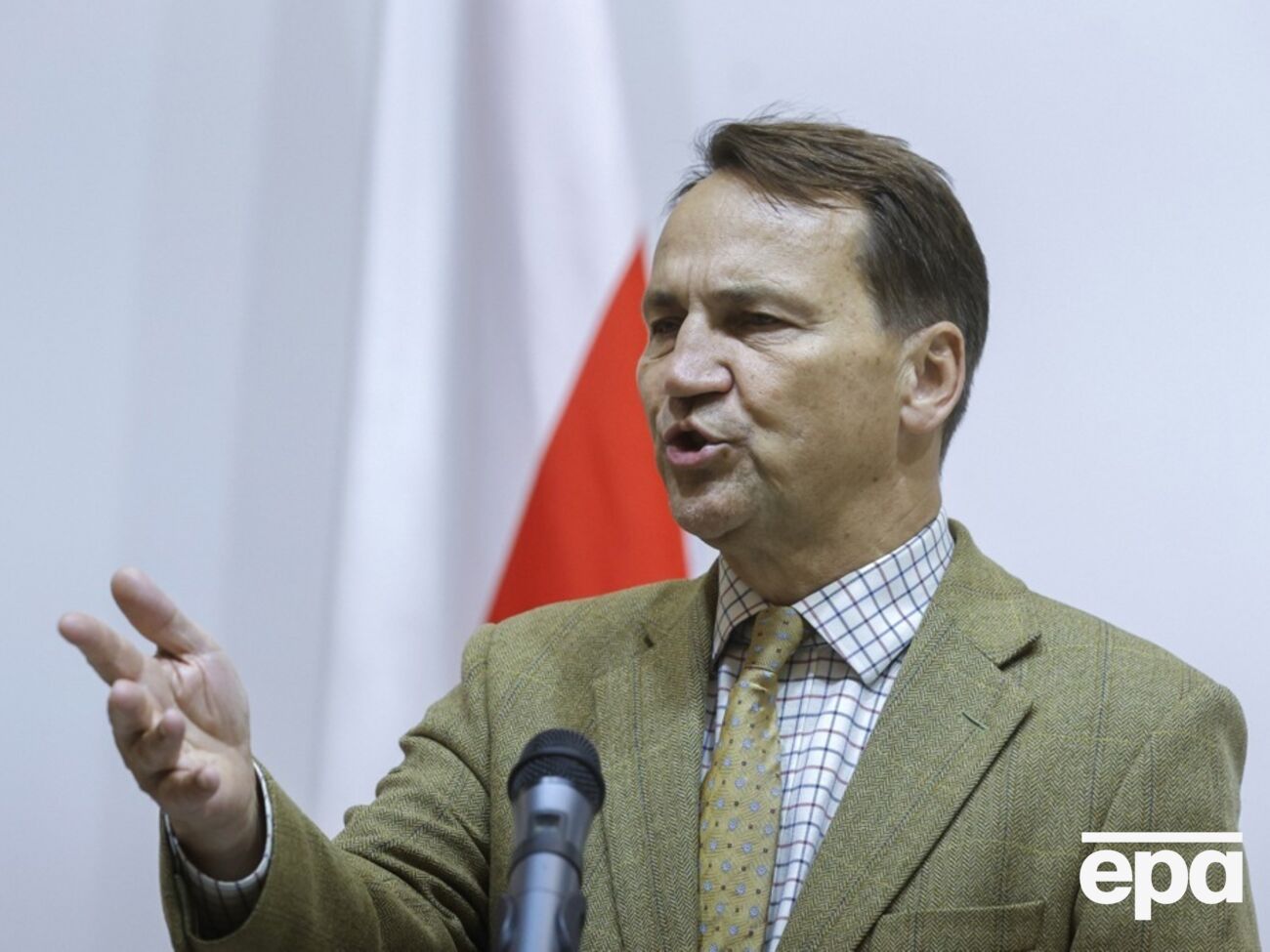 Cикорский заявил, что не знает, какой версии РФ можно верить