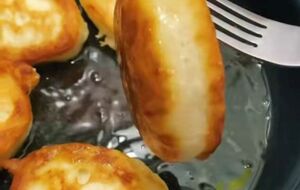 Для оладий понадобится приблизительно 230 г муки