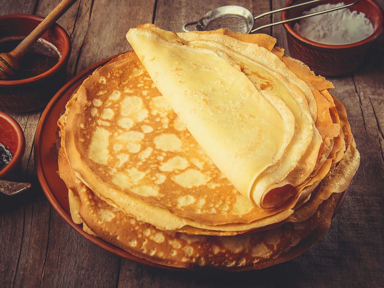 Чтобы тесто получилось нужной консистенции, всегда добавляйте жидкость частями, постоянно перемешивая